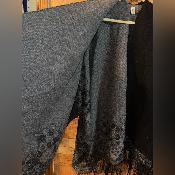 Vintage floral fringe shawl cape poncho wrap - Picture 3 of 6